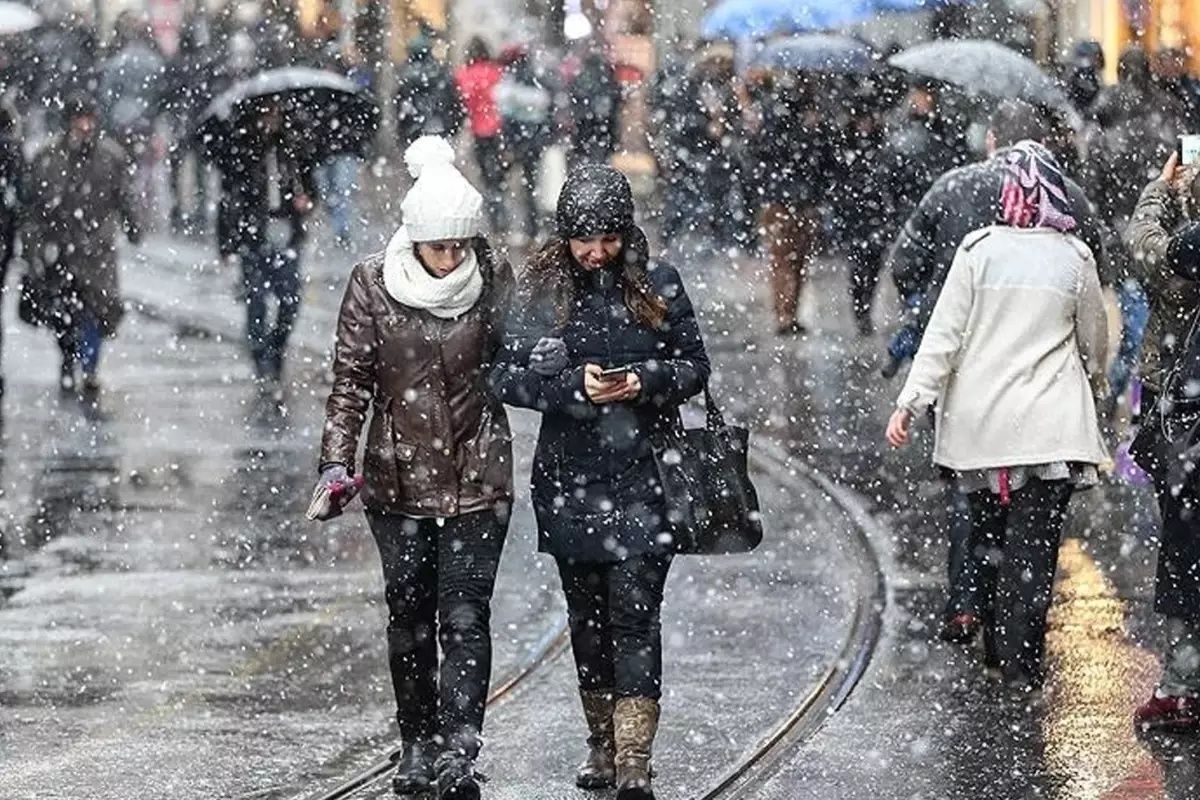 İstanbul'a yeniden kar yağışı geliyor! Sıcaklık sıfırın altına düşecek... Valilik gün vererek uyardı! 3