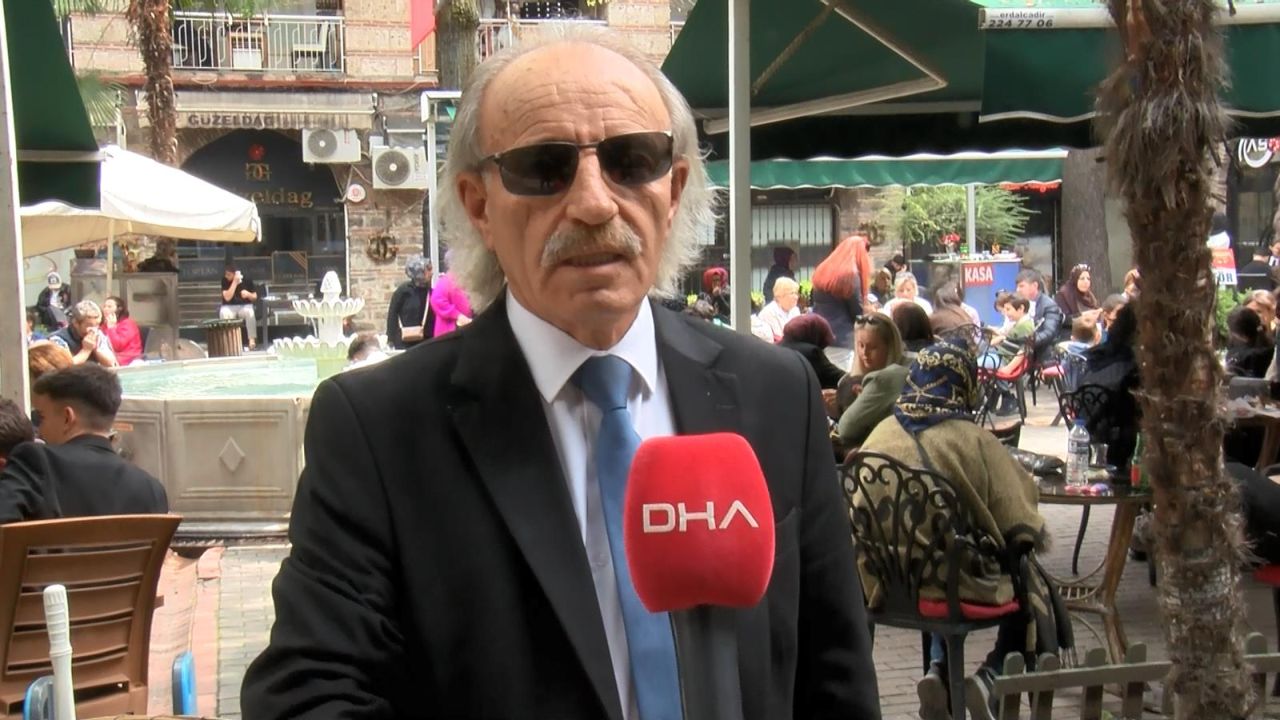 Bursa'nın "Kravatlı simitçi"si takım elbisesi ve boyalı kunduralarıyla simit satıyor 7