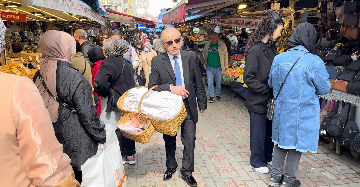 Bursa'nın "Kravatlı simitçi"si takım elbisesi ve boyalı kunduralarıyla simit satıyor 5
