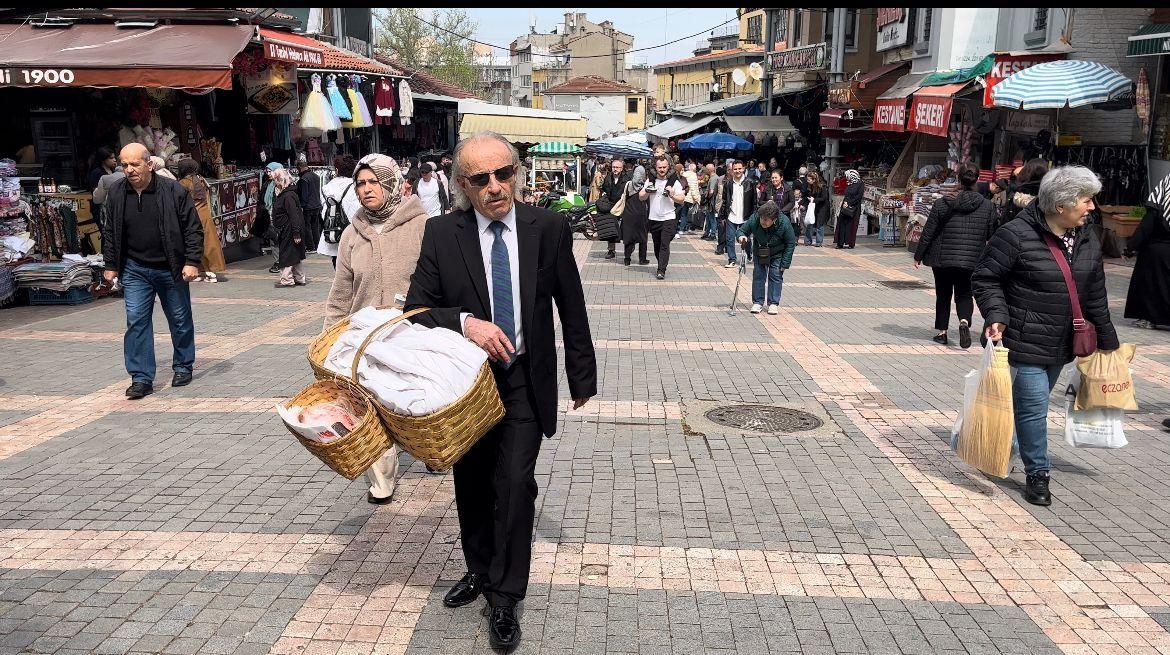 Bursa'nın "Kravatlı simitçi"si takım elbisesi ve boyalı kunduralarıyla simit satıyor 2