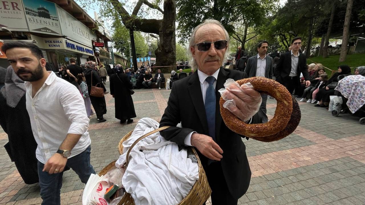 Bursa'nın "Kravatlı simitçi"si takım elbisesi ve boyalı kunduralarıyla simit satıyor 4