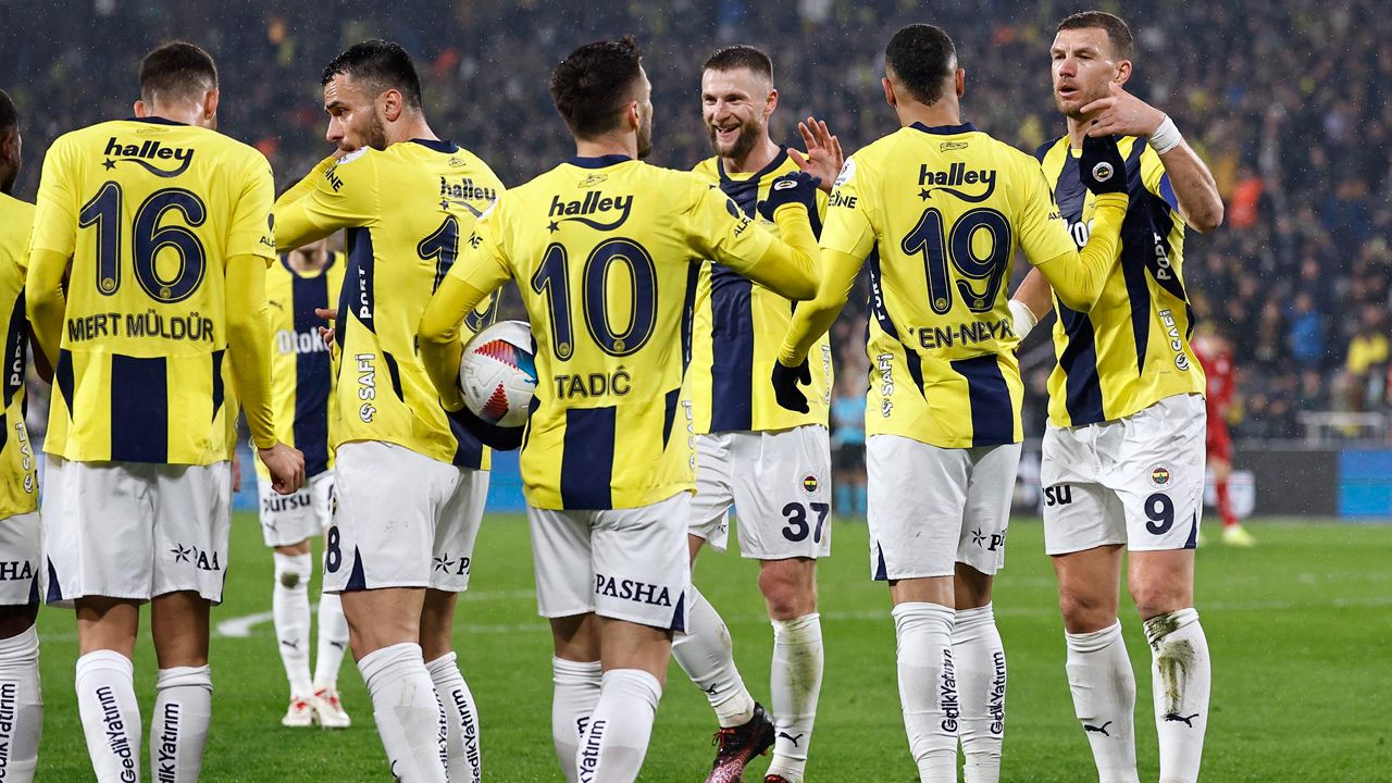 “Galatasaray’ı yenin 8 milyon euroluk primi alın!” Fenerbahçe yönetimi devre arasında soyunma odasına indi: Futbolcular için kaçan balık büyük oldu! 4