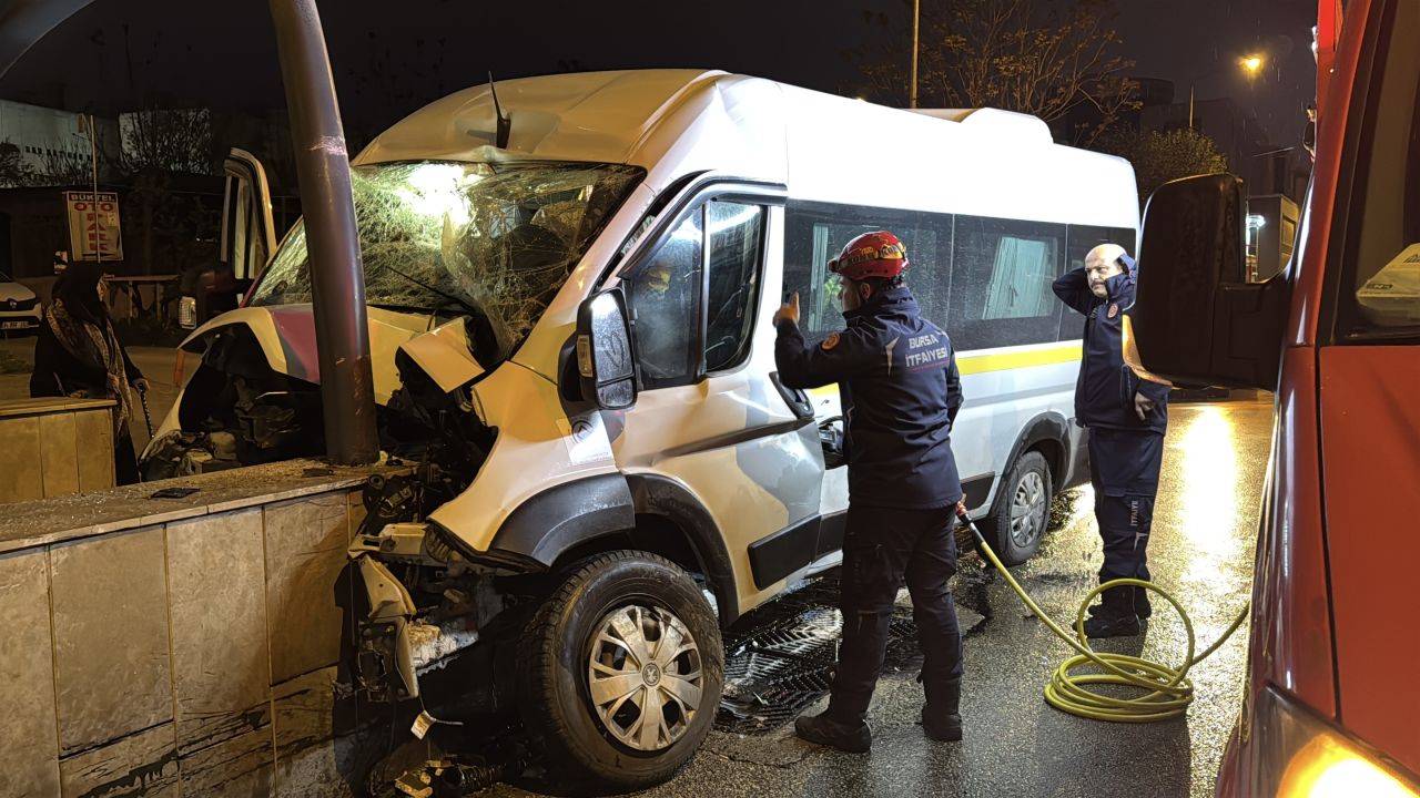 Bursa’da korku dolu anlar: Servis aracı alt geçit duvarına çarptı 1