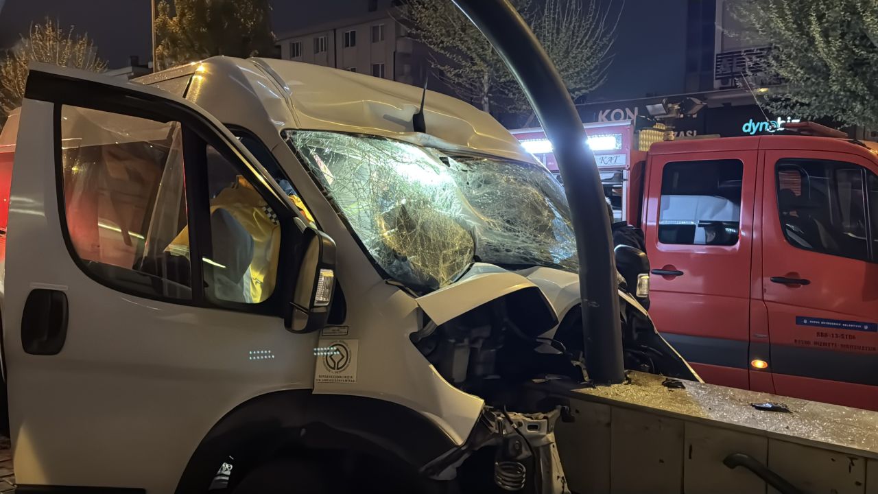Bursa’da korku dolu anlar: Servis aracı alt geçit duvarına çarptı 2