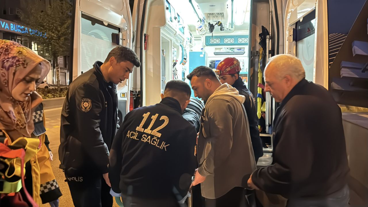 Bursa’da korku dolu anlar: Servis aracı alt geçit duvarına çarptı 3