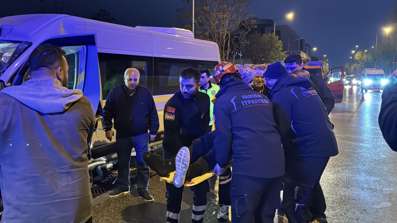 Bursa’da korku dolu anlar: Servis aracı alt geçit duvarına çarptı 4