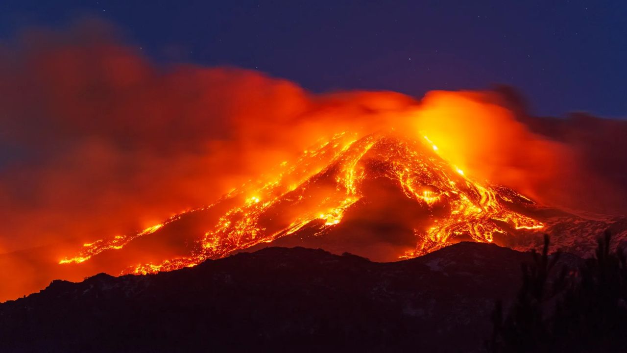Etna uykudan uyandı: İtalya'da Etna Yanardağı kül ve lav püskürttü 3