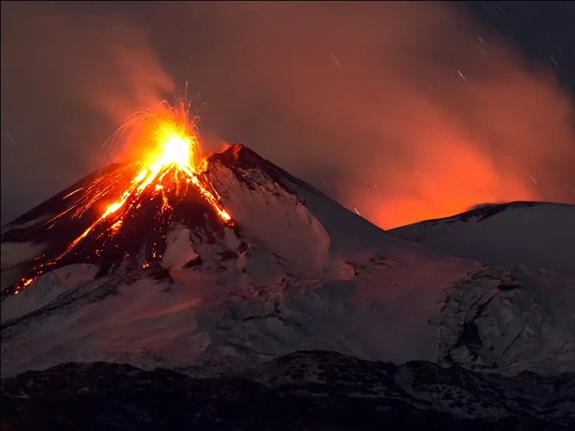 Etna uykudan uyandı: İtalya'da Etna Yanardağı kül ve lav püskürttü 1