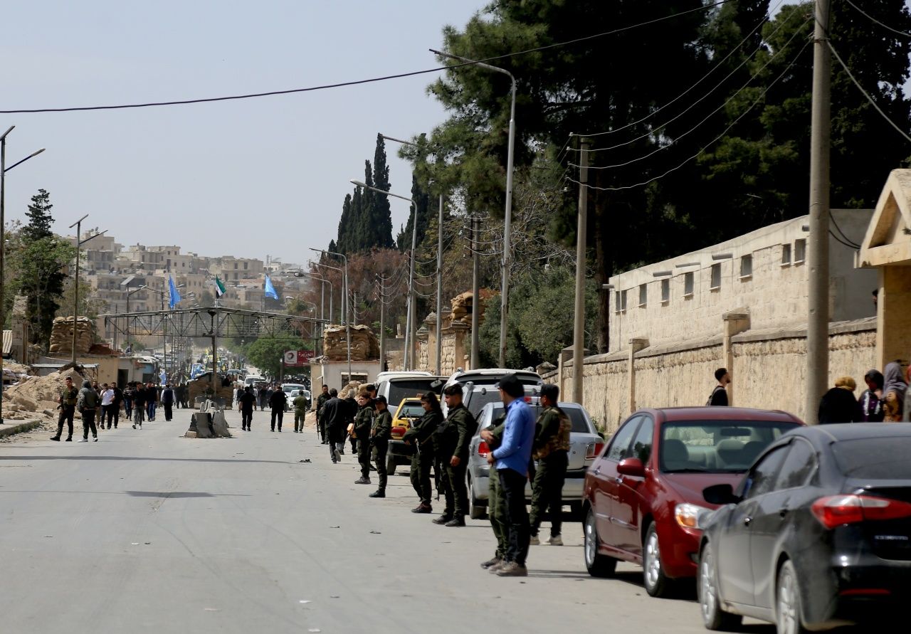 Halep’te PKK/YPG’nin kaçışı sürüyor!Terör konvoyları kentten çekiliyor 1
