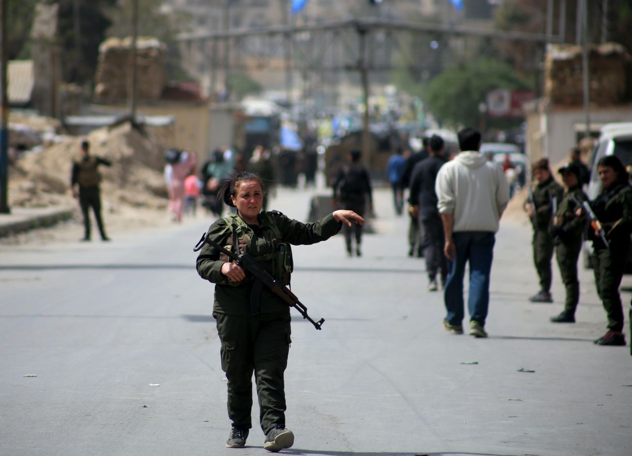 Halep’te PKK/YPG’nin kaçışı sürüyor!Terör konvoyları kentten çekiliyor 3