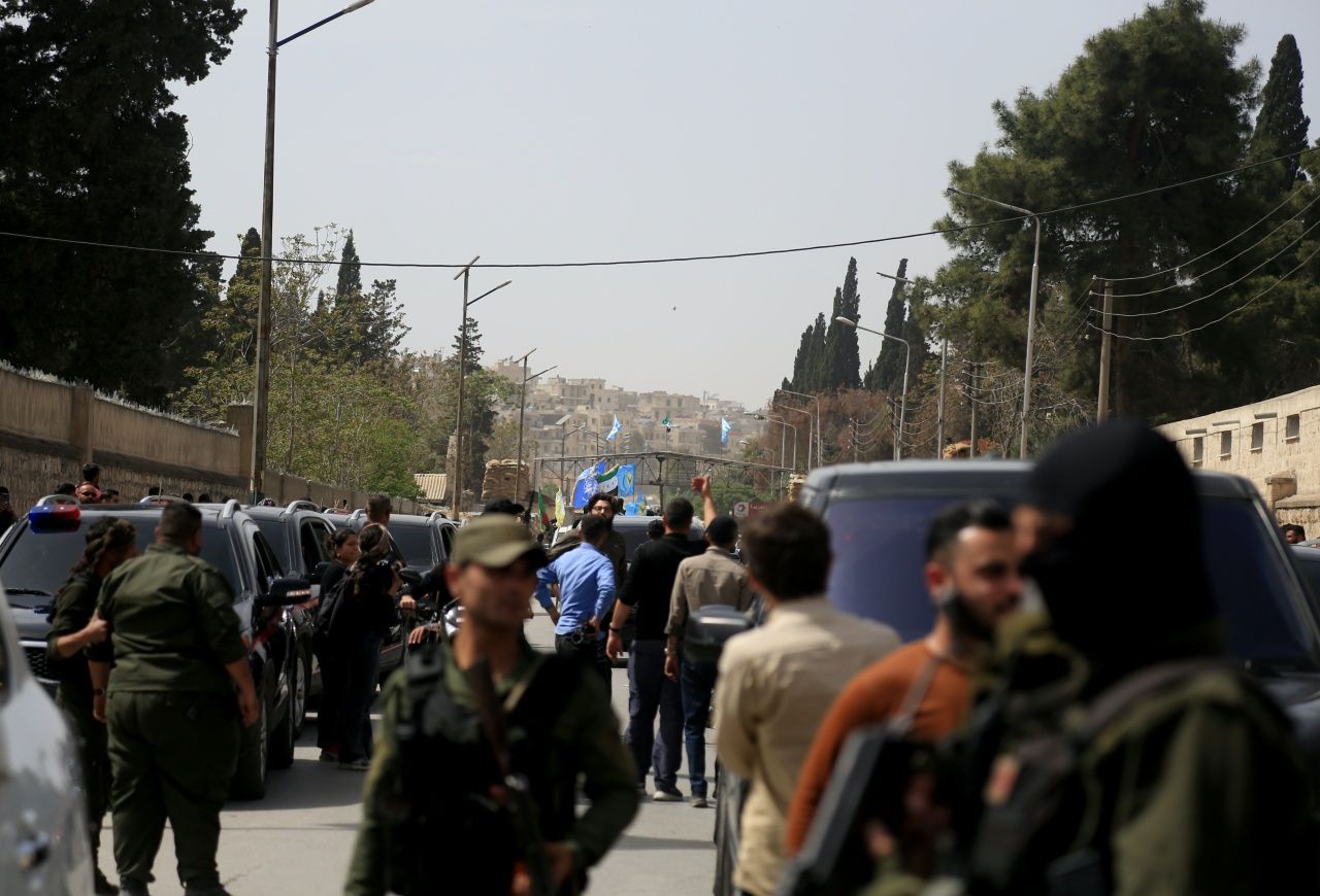 Halep’te PKK/YPG’nin kaçışı sürüyor!Terör konvoyları kentten çekiliyor 7