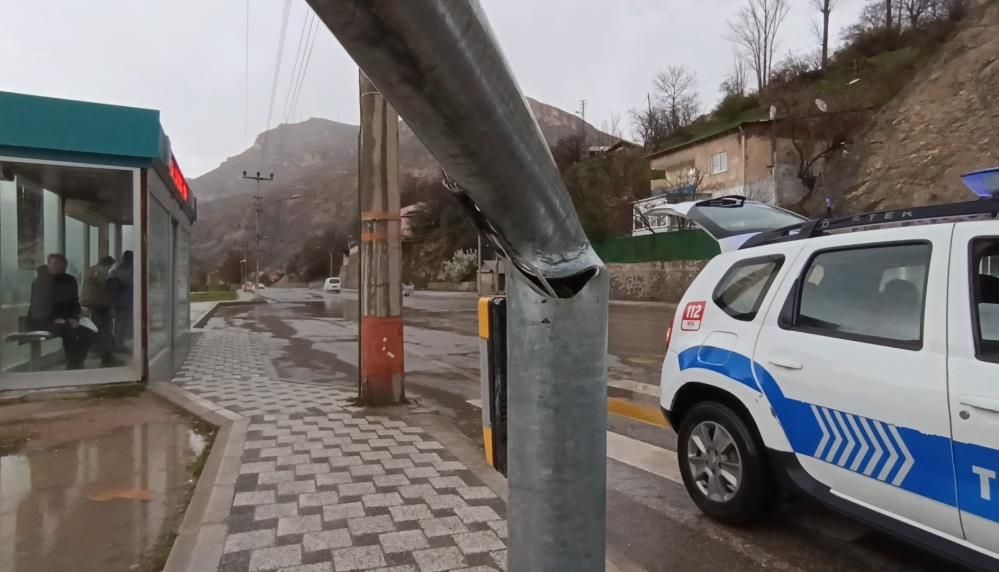 Gümüşhane’yi fırtına vurdu: Trafik ışıkları yola yıkıldı 4