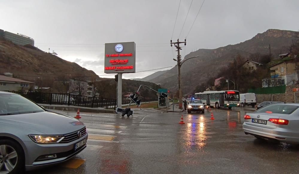 Gümüşhane’yi fırtına vurdu: Trafik ışıkları yola yıkıldı 3