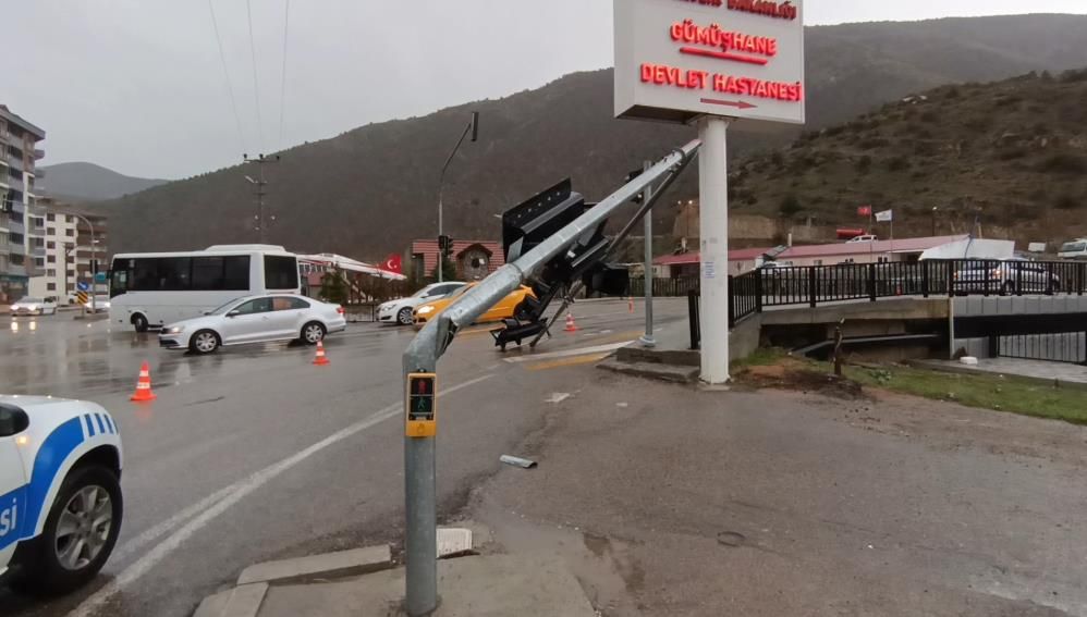 Gümüşhane’yi fırtına vurdu: Trafik ışıkları yola yıkıldı 1