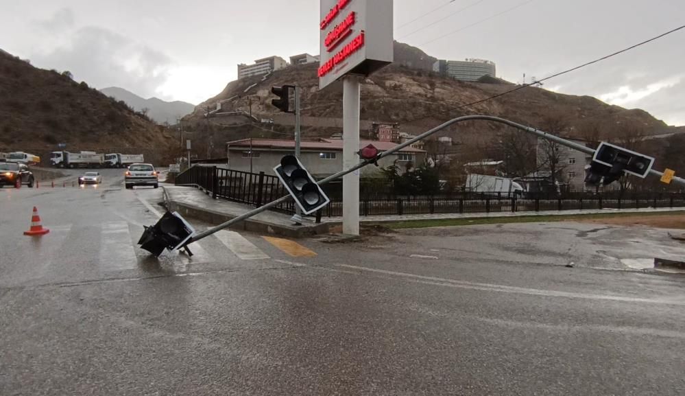 Gümüşhane’yi fırtına vurdu: Trafik ışıkları yola yıkıldı 2