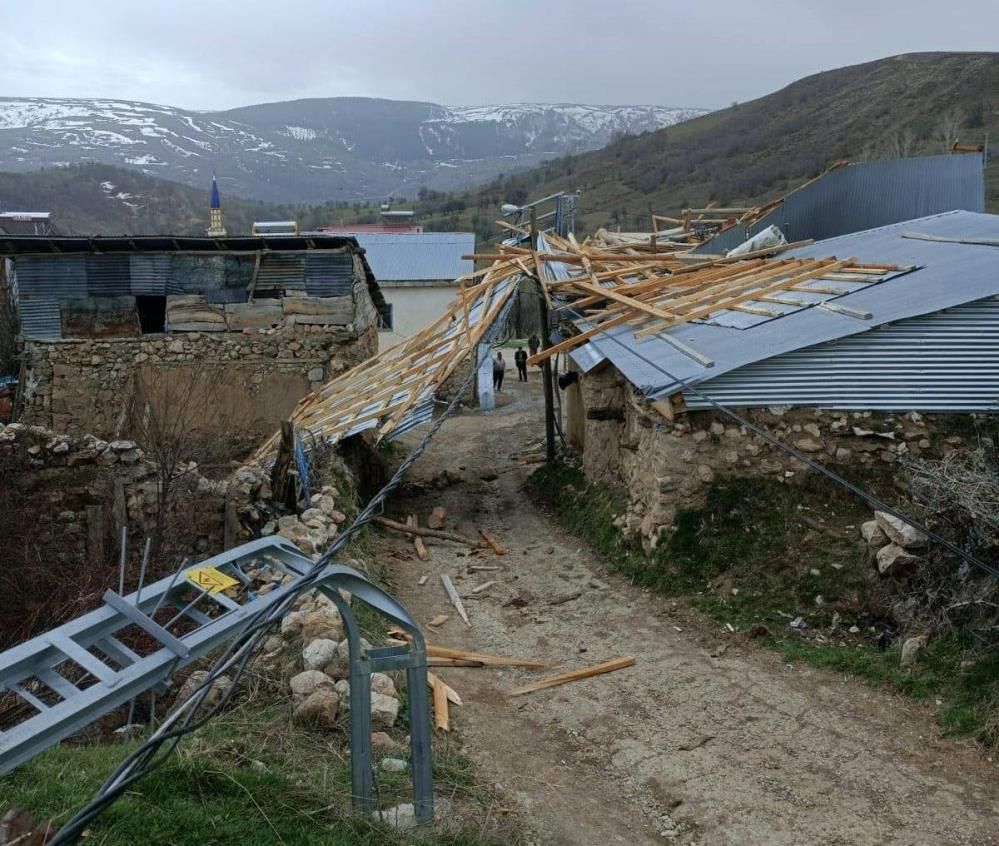 Erzincan’da fırtına kabusu: Çatılar uçtu, enerji hatları zarar gördü! 1