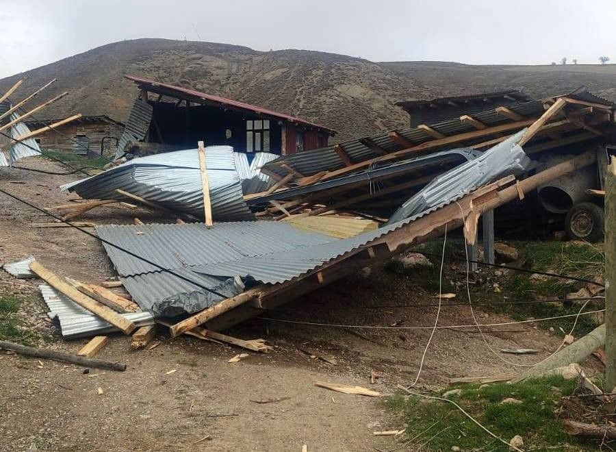 Erzincan’da fırtına kabusu: Çatılar uçtu, enerji hatları zarar gördü! 2