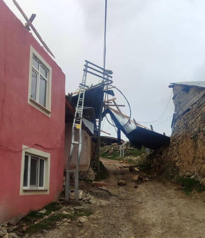Erzincan’da fırtına kabusu: Çatılar uçtu, enerji hatları zarar gördü! 4