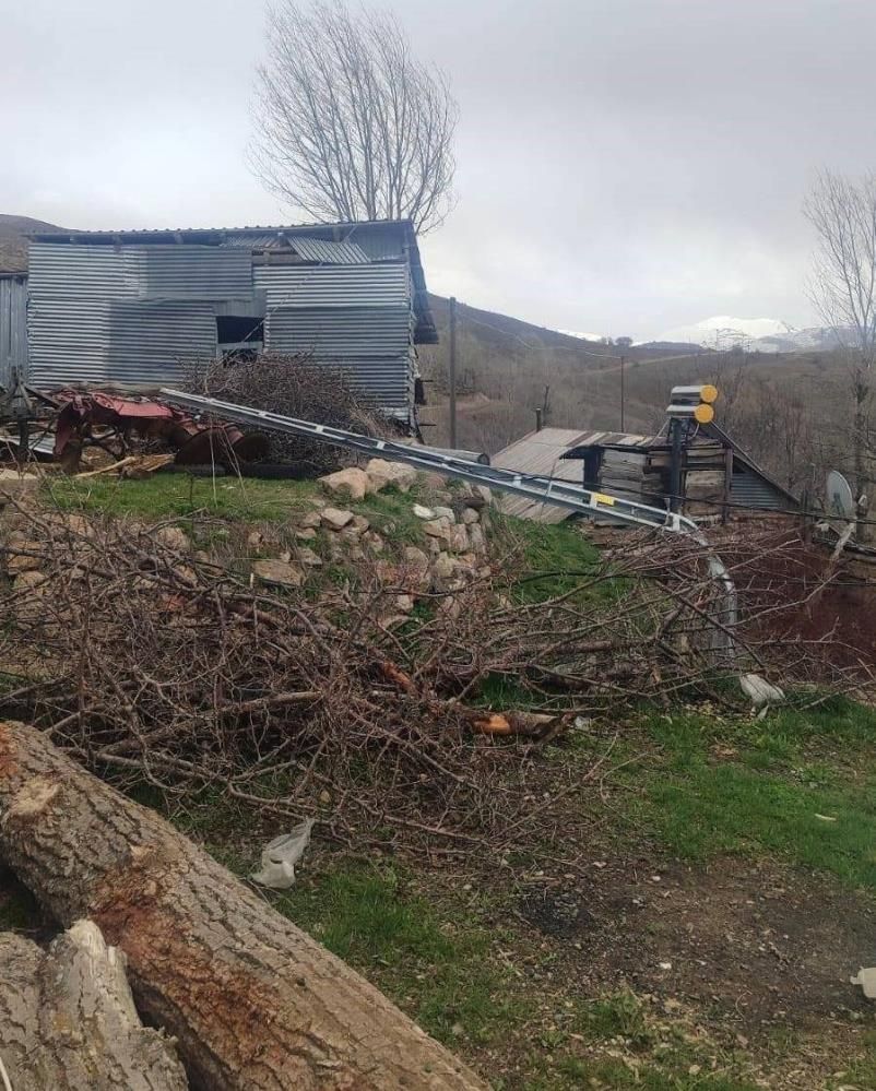 Erzincan’da fırtına kabusu: Çatılar uçtu, enerji hatları zarar gördü! 3