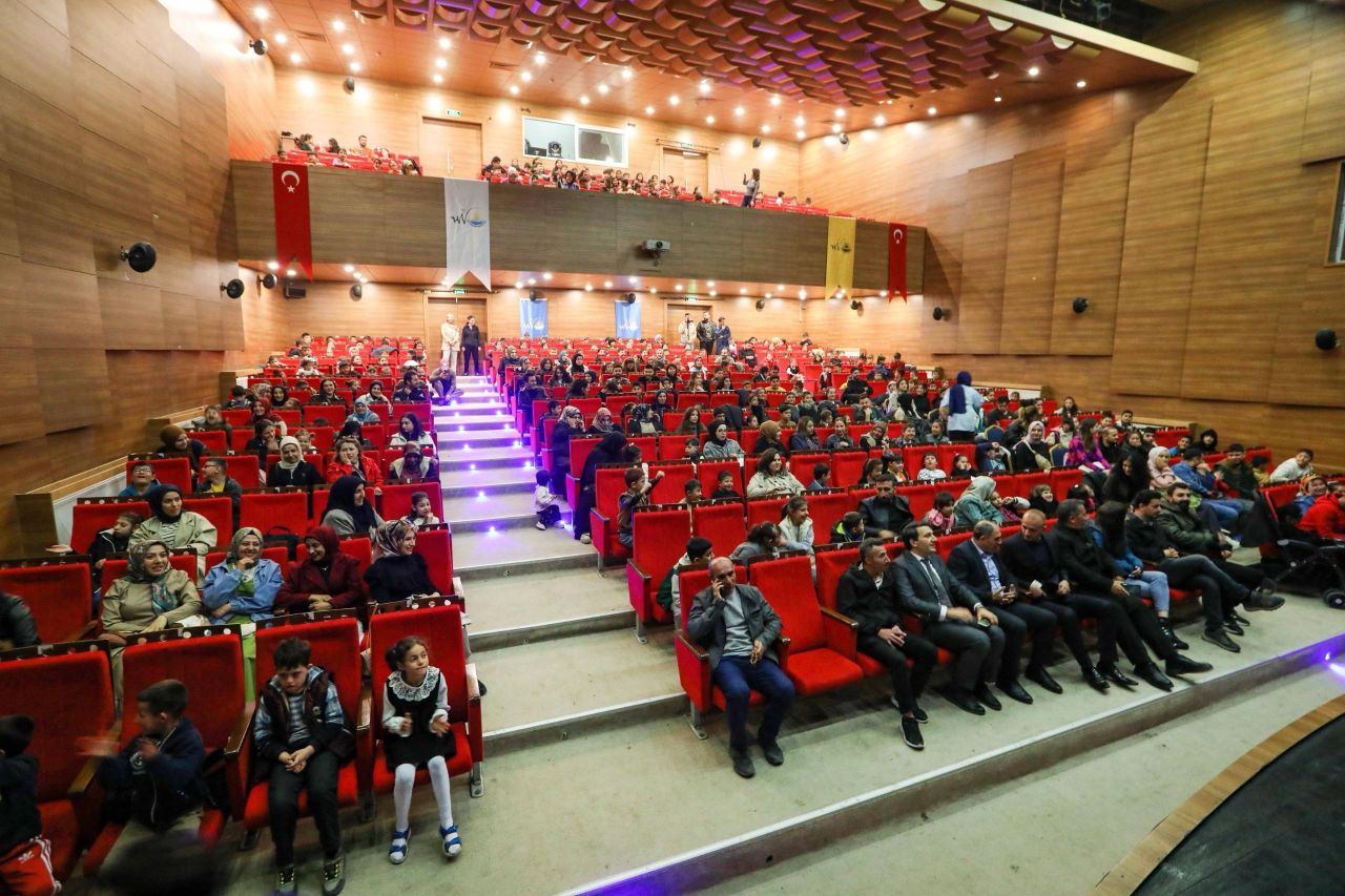 Van’da otizm farkındalığına renkli dokunuş: Çocuklar gönüllerince eğlendiler 8