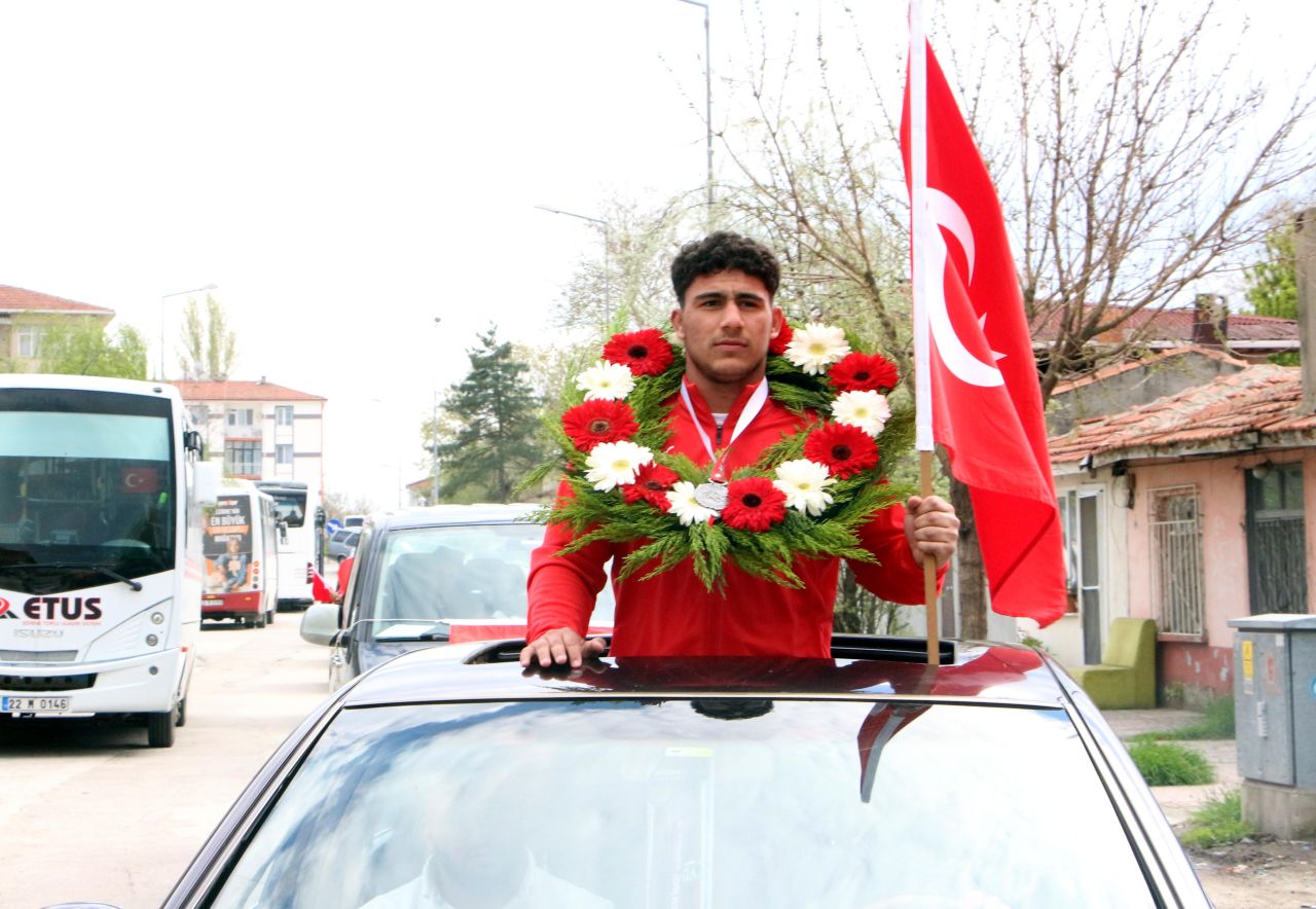 Milli takım forması giymeye hak kazanan Edirneli güreşçi Teyfik Gülter mahallesinde davul ve zurnayla karşılandı 2