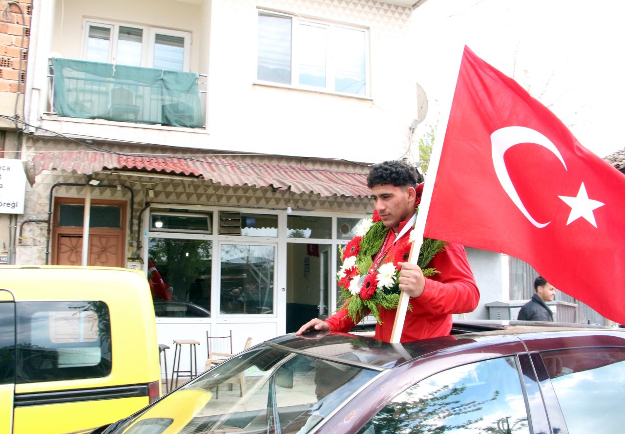 Milli takım forması giymeye hak kazanan Edirneli güreşçi Teyfik Gülter mahallesinde davul ve zurnayla karşılandı 1
