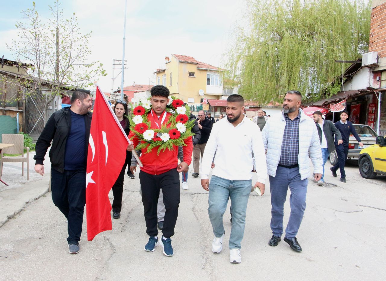 Milli takım forması giymeye hak kazanan Edirneli güreşçi Teyfik Gülter mahallesinde davul ve zurnayla karşılandı 3