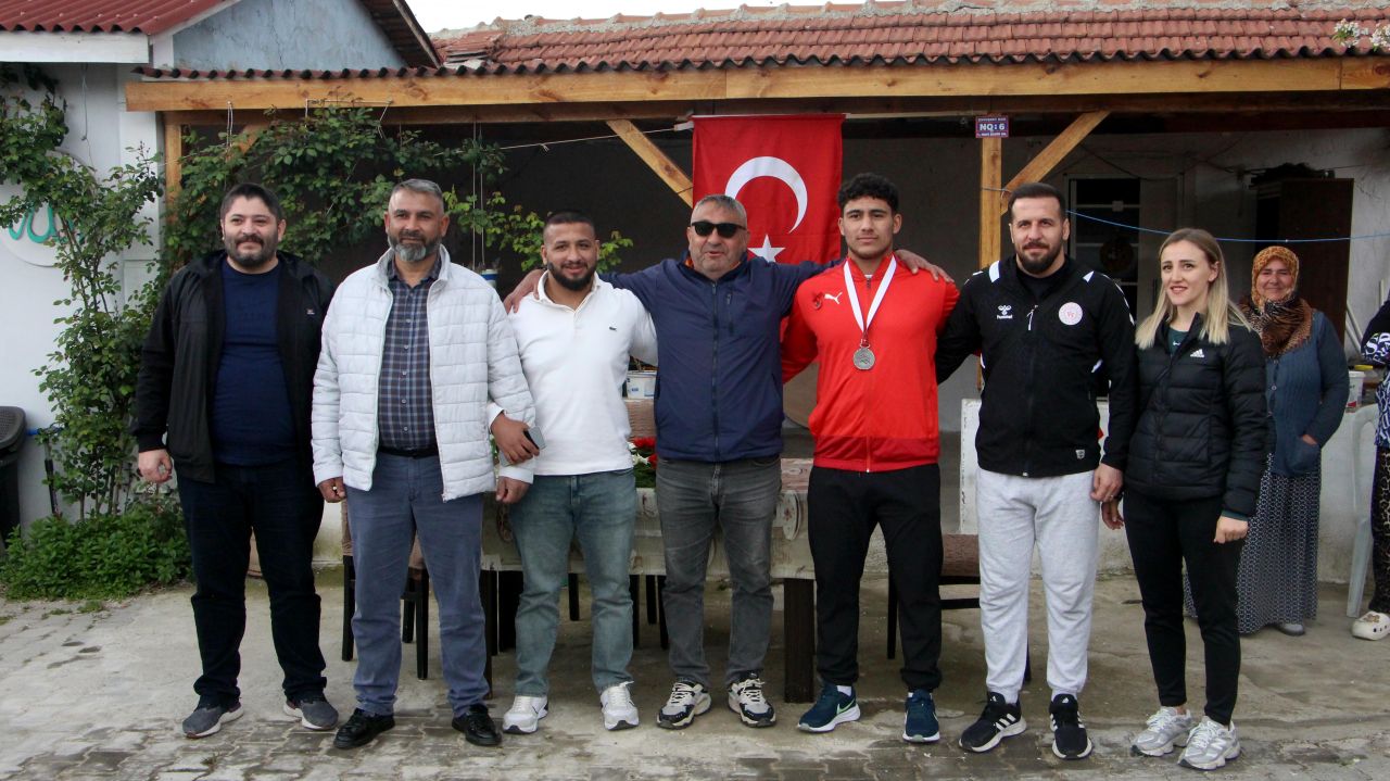 Milli takım forması giymeye hak kazanan Edirneli güreşçi Teyfik Gülter mahallesinde davul ve zurnayla karşılandı 5