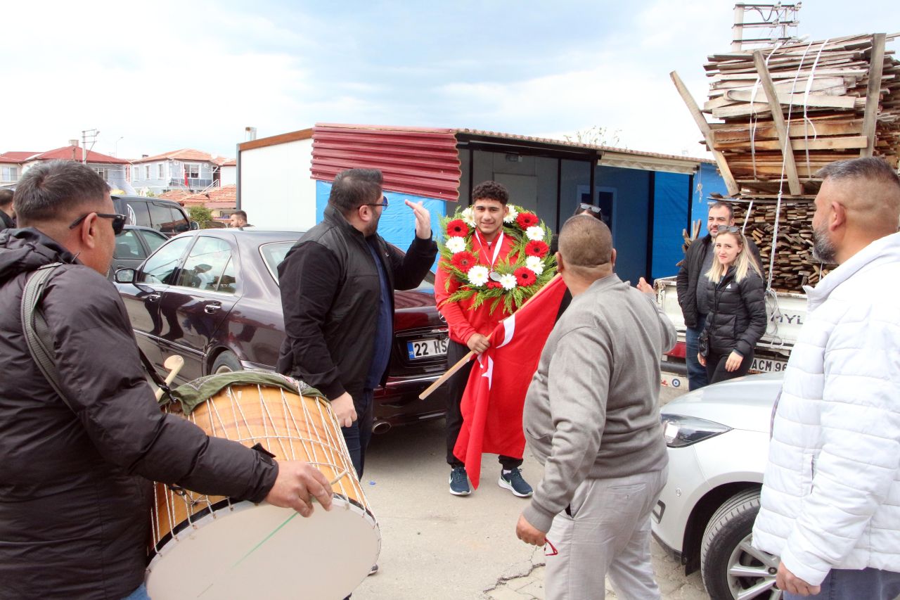 Milli takım forması giymeye hak kazanan Edirneli güreşçi Teyfik Gülter mahallesinde davul ve zurnayla karşılandı 4