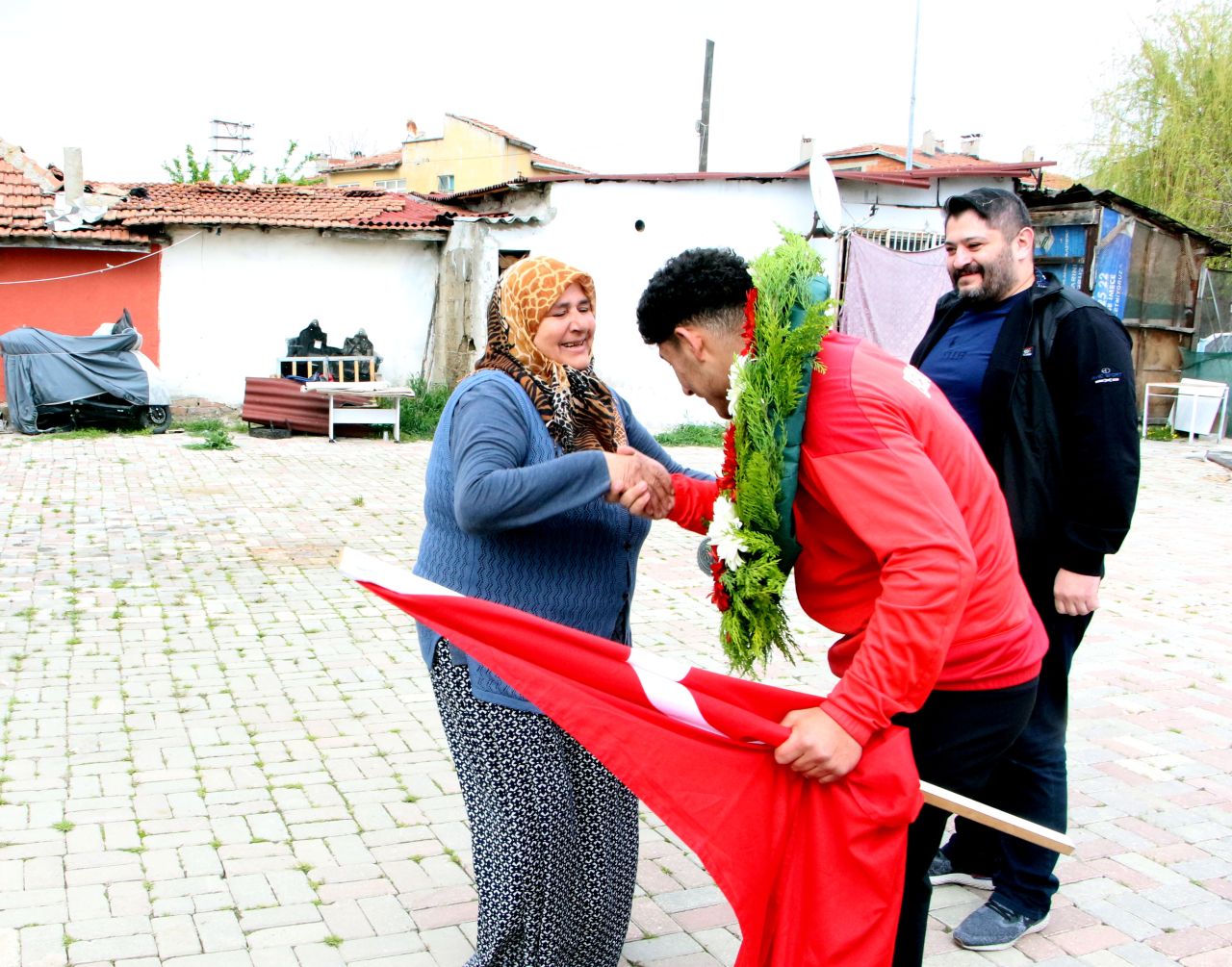 Milli takım forması giymeye hak kazanan Edirneli güreşçi Teyfik Gülter mahallesinde davul ve zurnayla karşılandı 6