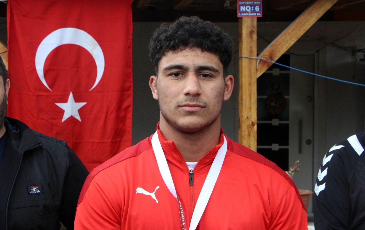 Milli takım forması giymeye hak kazanan Edirneli güreşçi Teyfik Gülter mahallesinde davul ve zurnayla karşılandı 7