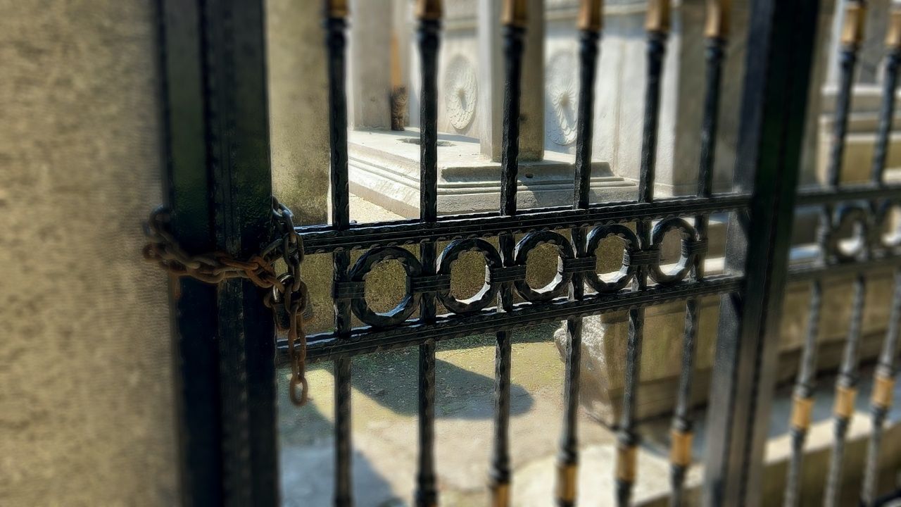 Şehzadebaşı Camii haziresi yaralı bekliyor 3