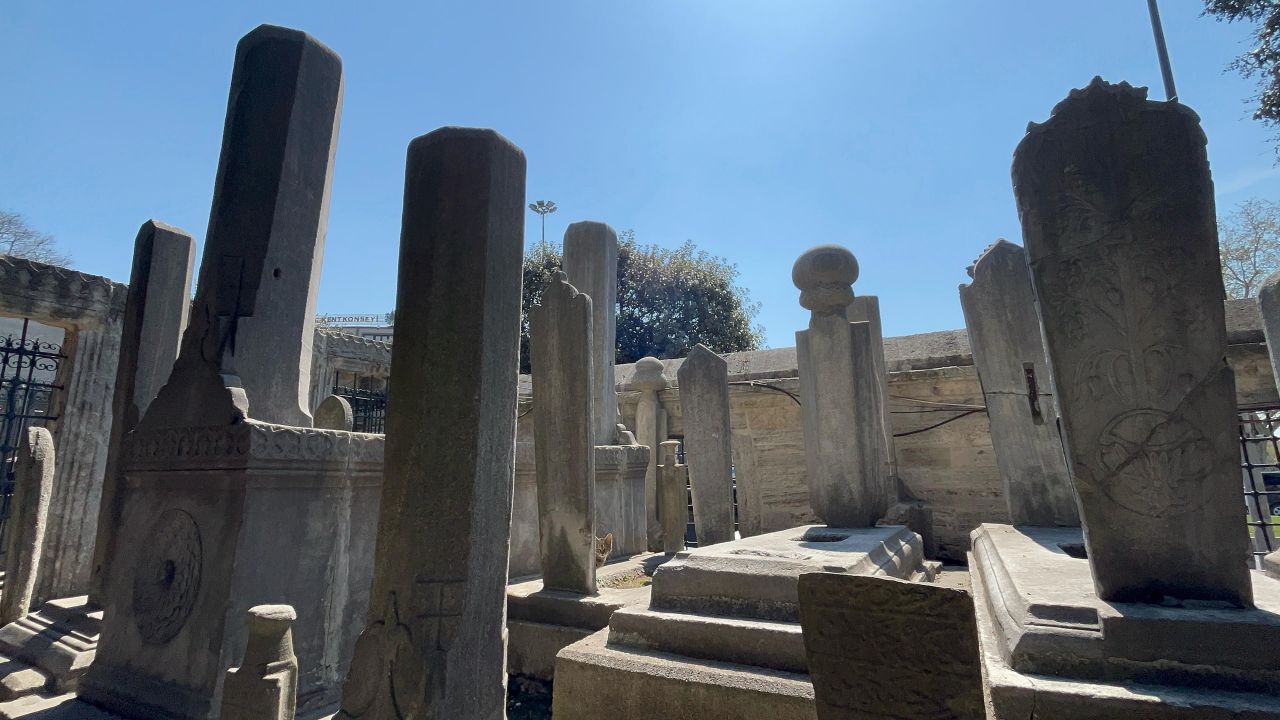 Şehzadebaşı Camii haziresi yaralı bekliyor 2