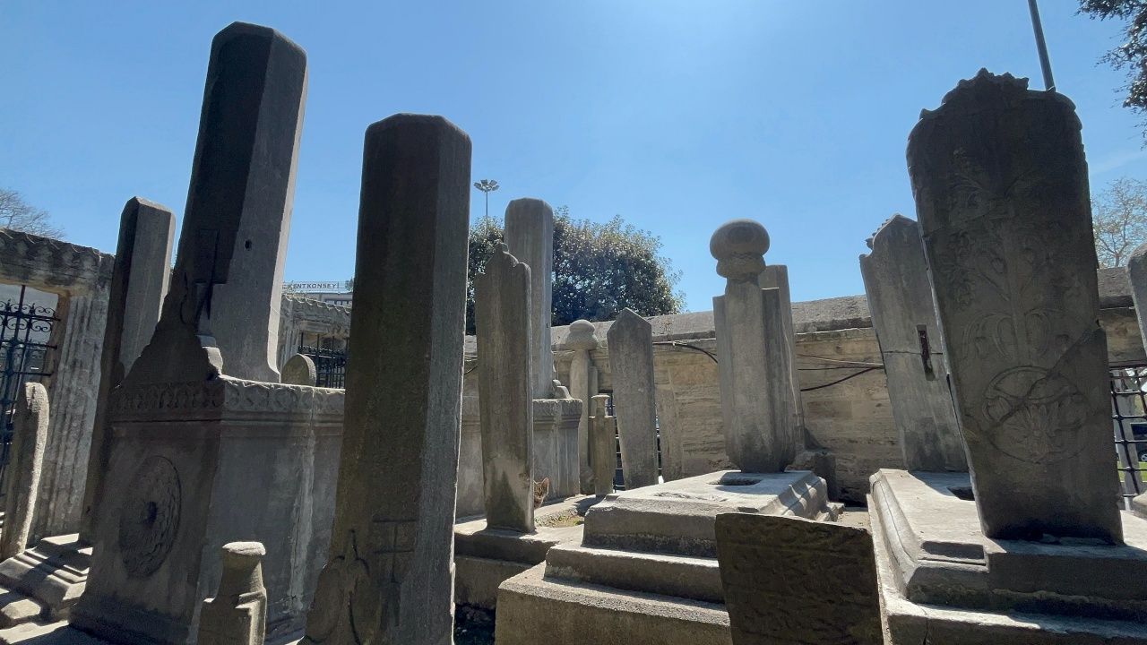 Şehzadebaşı Camii haziresi yaralı bekliyor 7