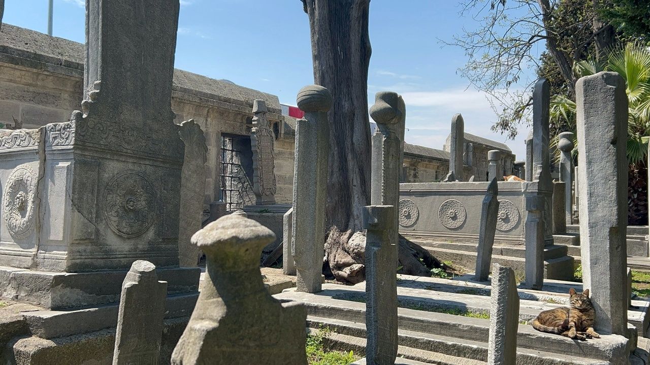 Şehzadebaşı Camii haziresi yaralı bekliyor 6