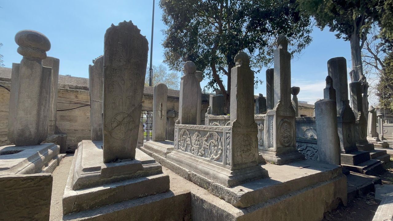 Şehzadebaşı Camii haziresi yaralı bekliyor 1