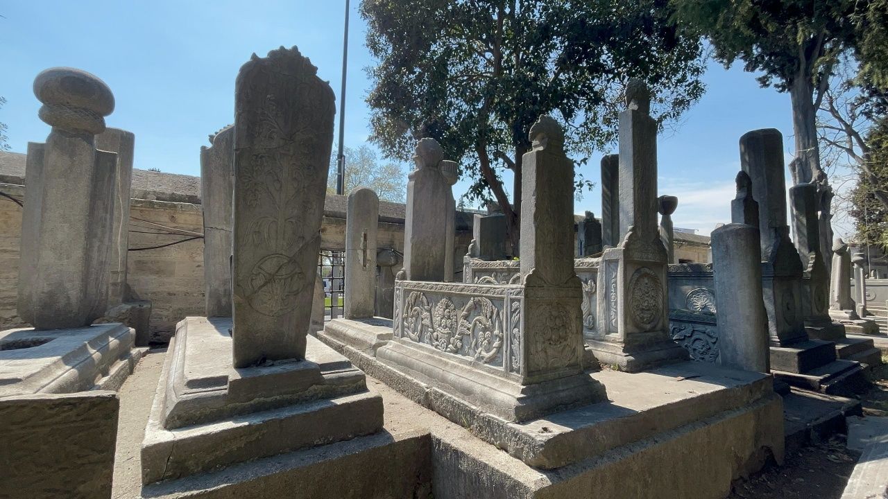 Şehzadebaşı Camii haziresi yaralı bekliyor 5