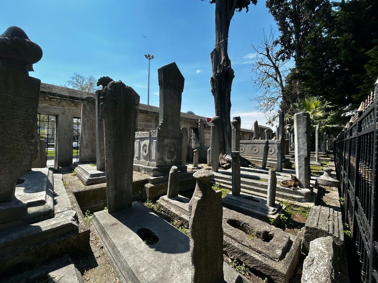 Şehzadebaşı Camii haziresi yaralı bekliyor 4