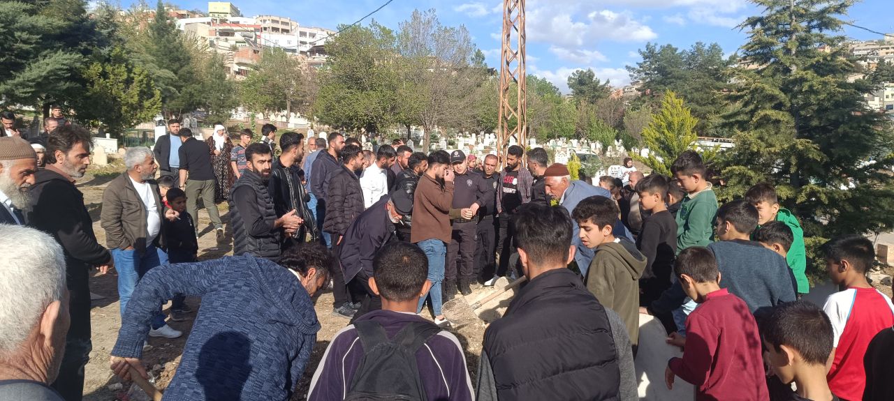 Siirt’te şaşırtan olay: 'Ses geliyor' dendi, dün gömülen kişinin mezarı açıldı! 3
