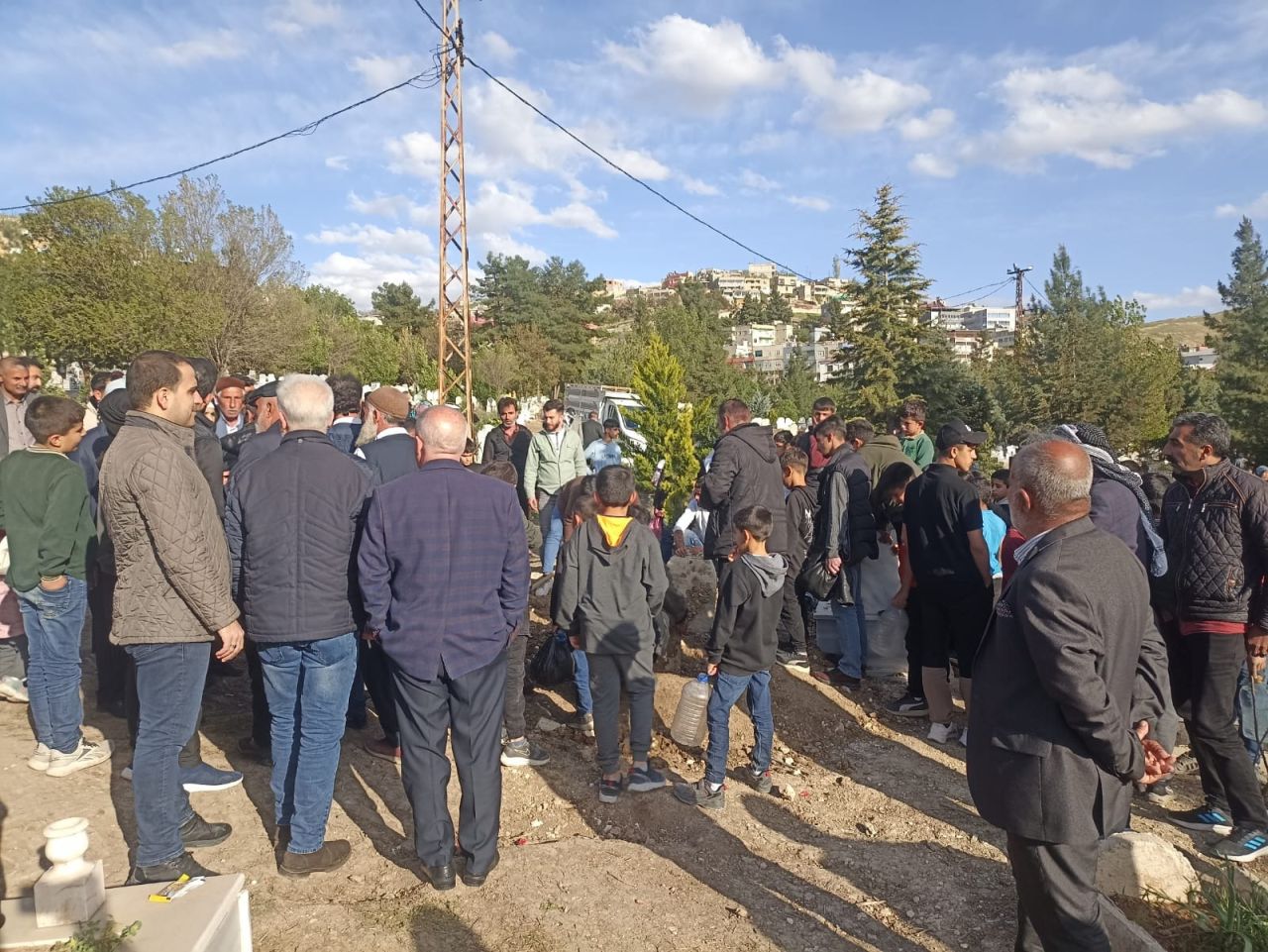 Siirt’te şaşırtan olay: 'Ses geliyor' dendi, dün gömülen kişinin mezarı açıldı! 4