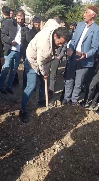 Siirt’te şaşırtan olay: 'Ses geliyor' dendi, dün gömülen kişinin mezarı açıldı! 6