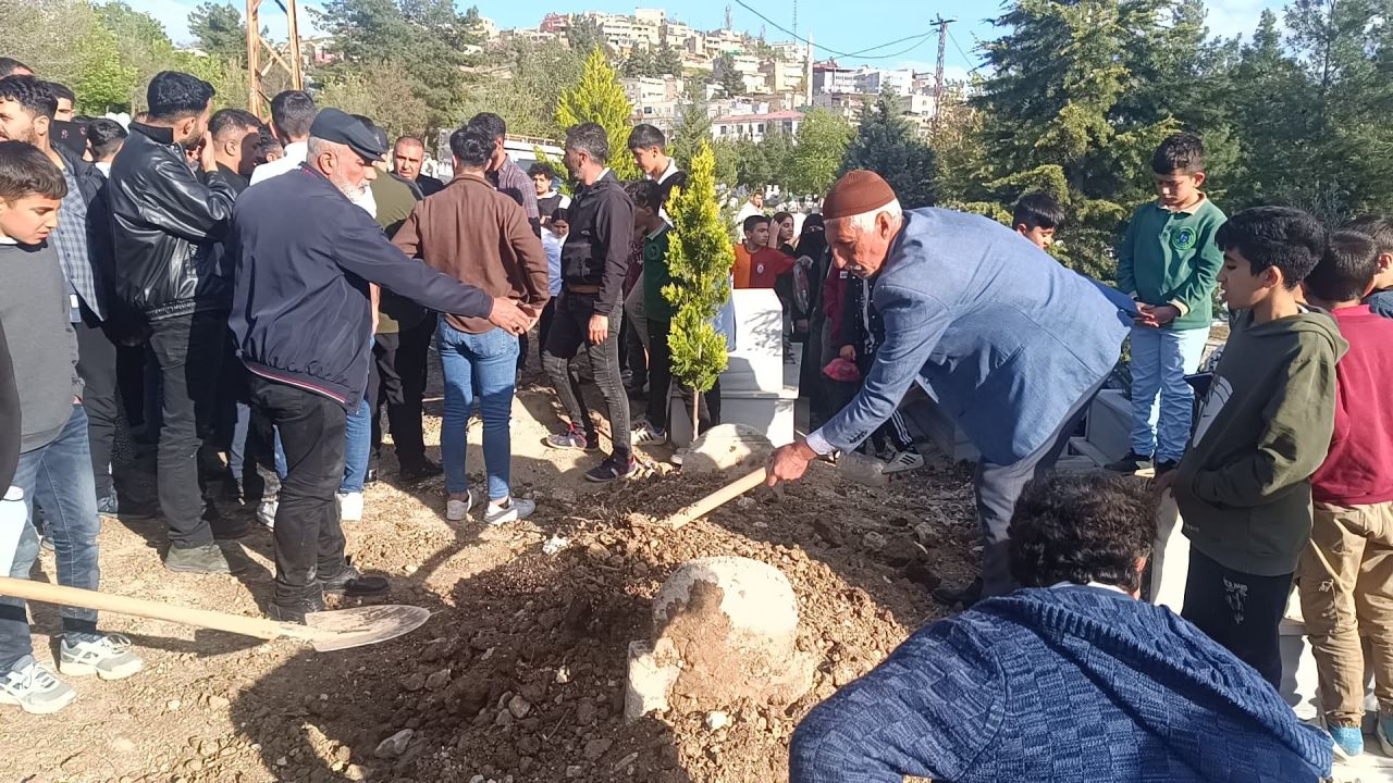 Siirt’te şaşırtan olay: 'Ses geliyor' dendi, dün gömülen kişinin mezarı açıldı! 1