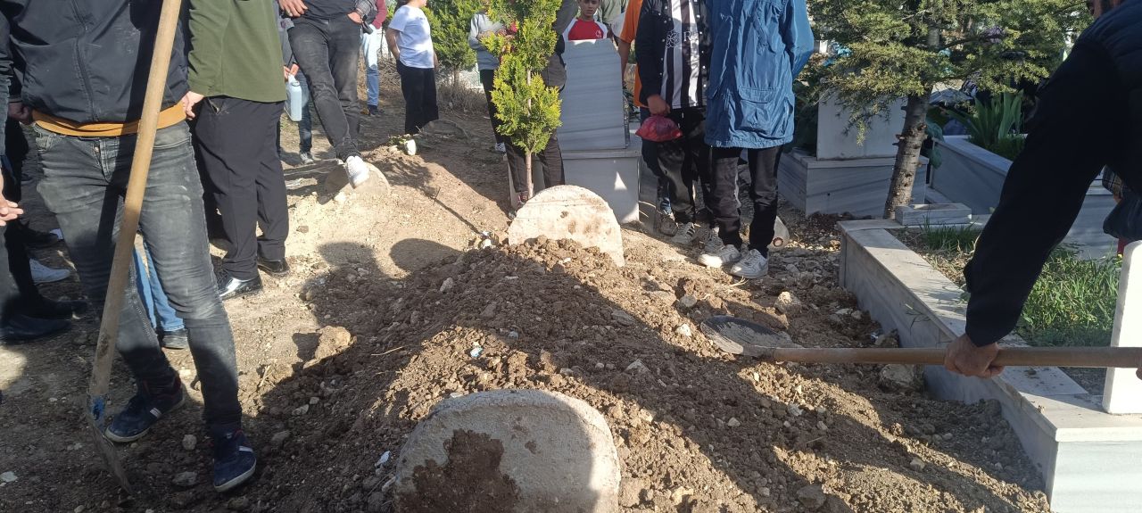 Siirt’te şaşırtan olay: 'Ses geliyor' dendi, dün gömülen kişinin mezarı açıldı! 2