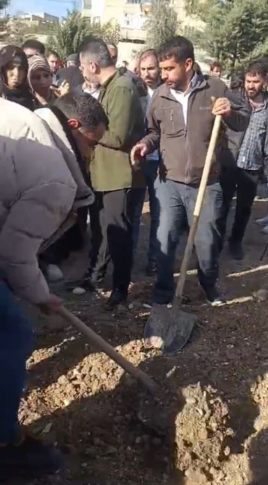 Siirt’te şaşırtan olay: 'Ses geliyor' dendi, dün gömülen kişinin mezarı açıldı! 5