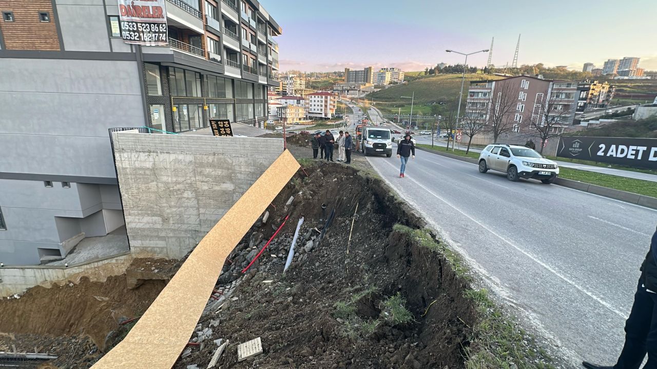 Samsun’da korkutan anlar: Toprak kayması yolu kapattı 1