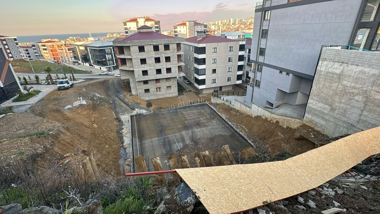 Samsun’da korkutan anlar: Toprak kayması yolu kapattı 2