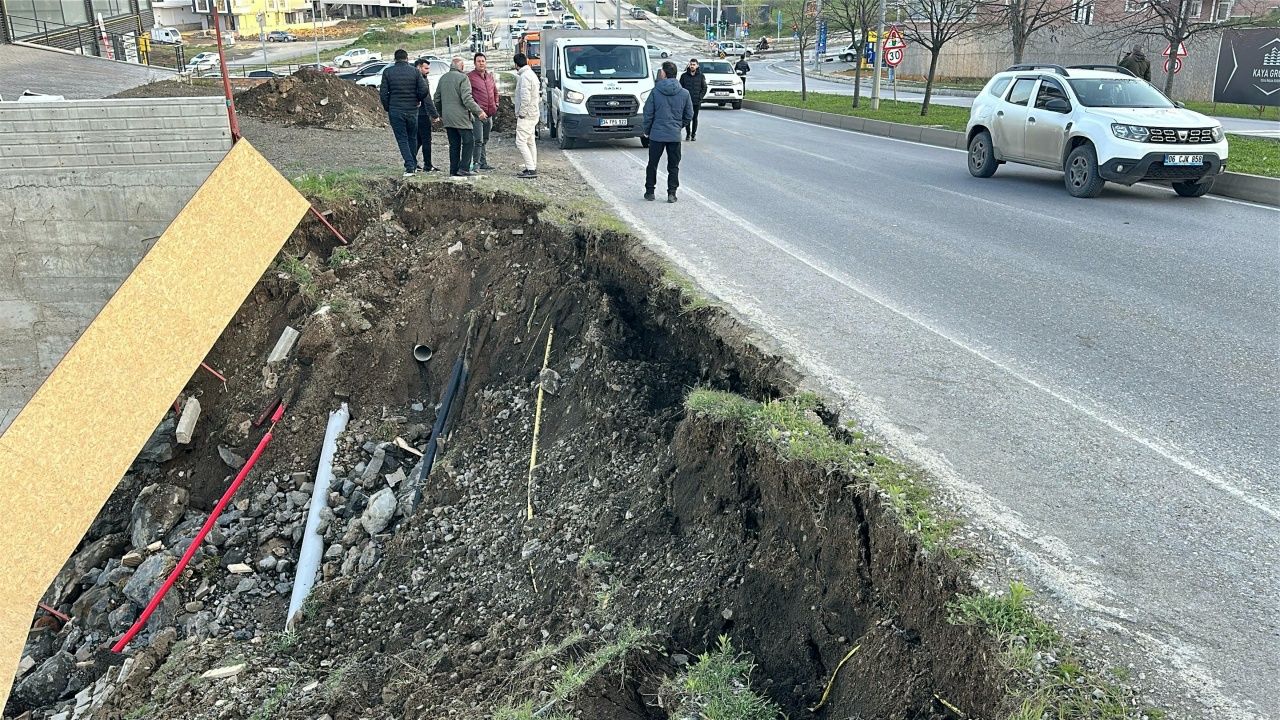 Samsun’da korkutan anlar: Toprak kayması yolu kapattı 3