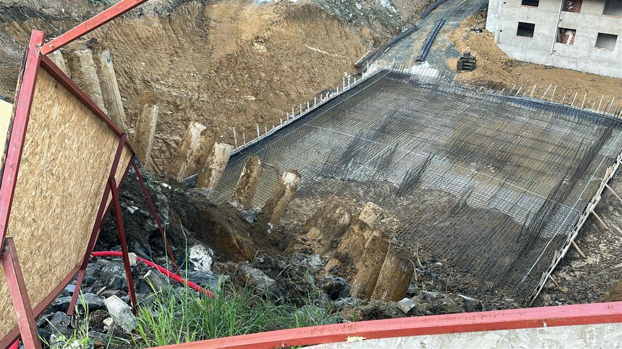 Samsun’da korkutan anlar: Toprak kayması yolu kapattı 4