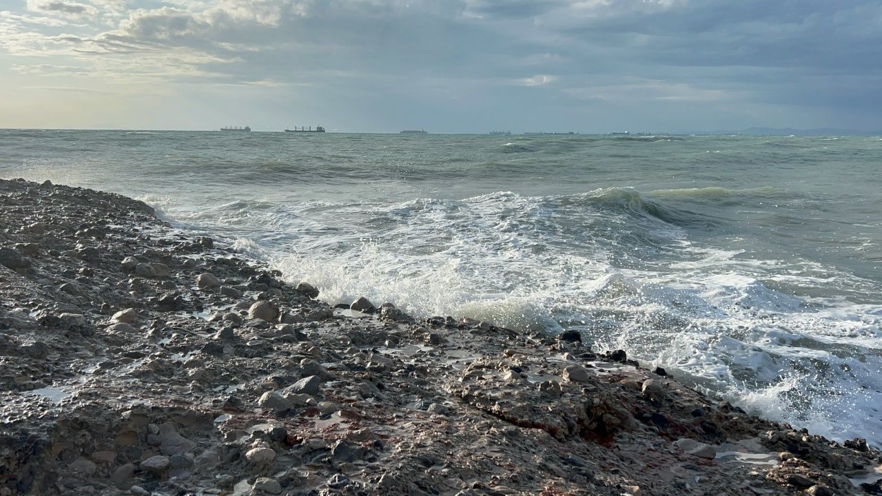 İskenderun’da fırtına şovu: Dev dalgalar sahili dövdü 2