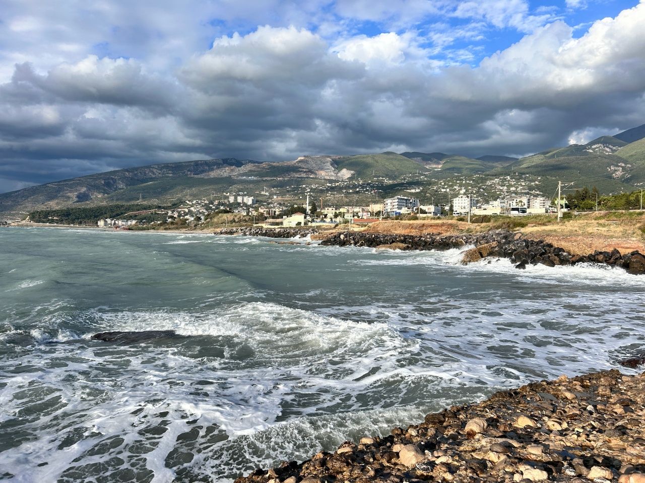 İskenderun’da fırtına şovu: Dev dalgalar sahili dövdü 1